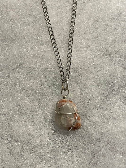 Quartz-Rich Polished Stone Necklace - Silver